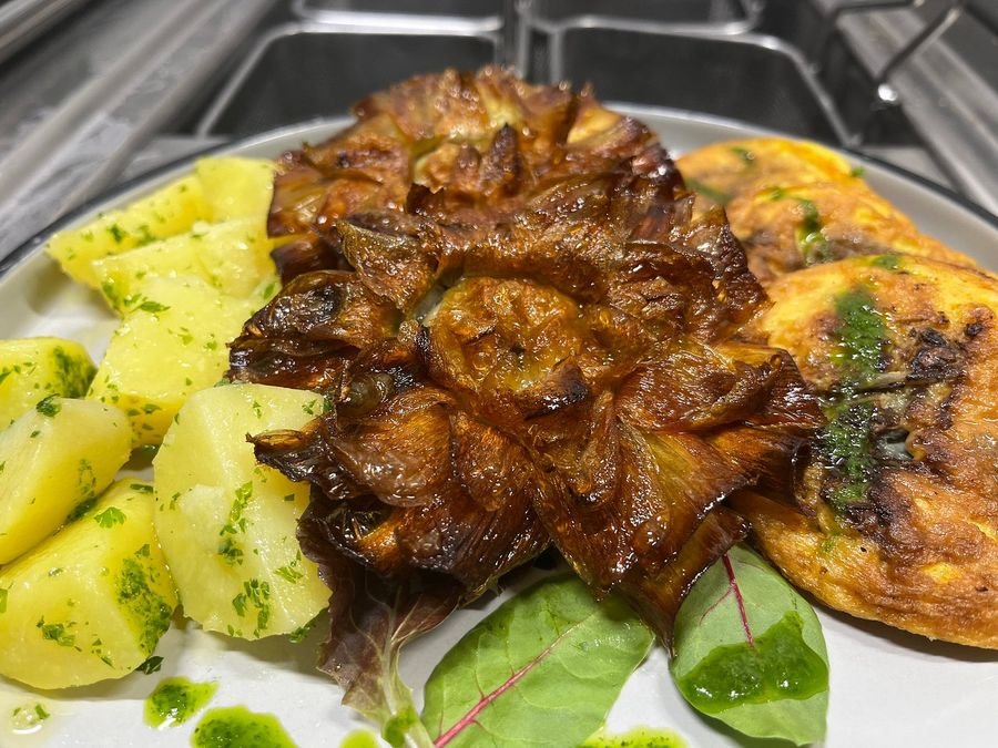 Carciofi fritti con frittatina di pasta del New Circus Trieste
