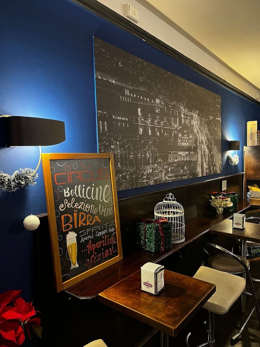 Lavagna del New Circus con bollicine, selezione vini, birra e spritz Aperol, Campari e Hugo
