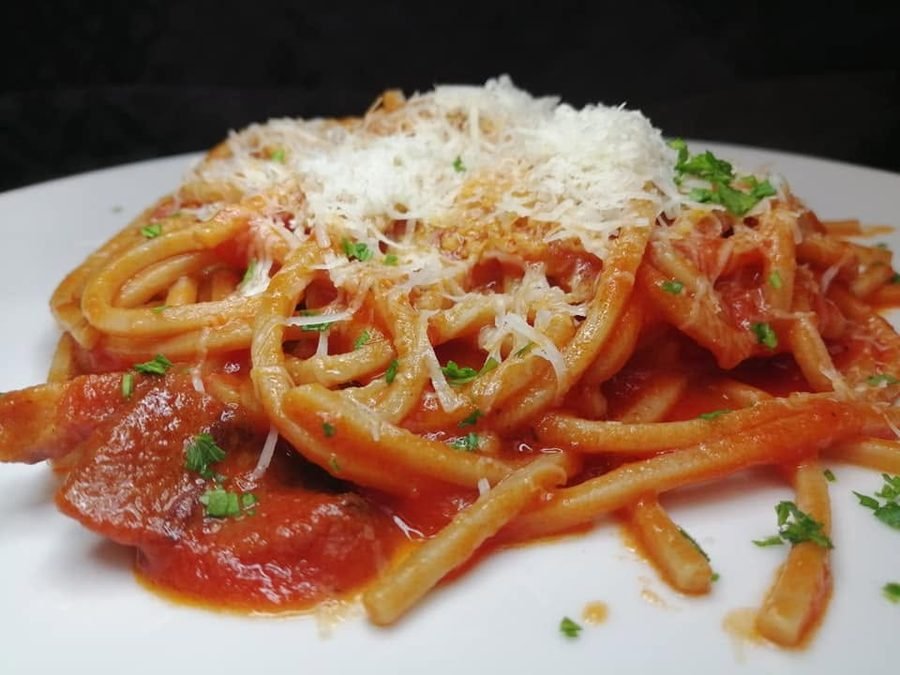 Pasta lunga al sugo di pomodoro con guanciale, formaggio grattugiato e prezzemolo, servita al New Circus di Trieste