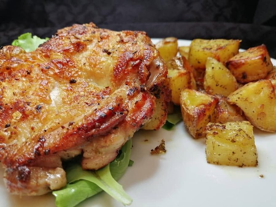 Sovracoscia di pollo arrosto croccante con patate al forno e insalata, piatto del giorno del New Circus